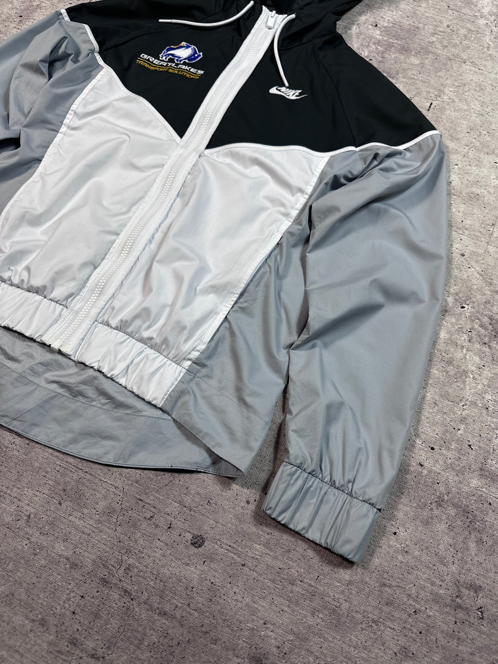 Cortaviento Nike Gris