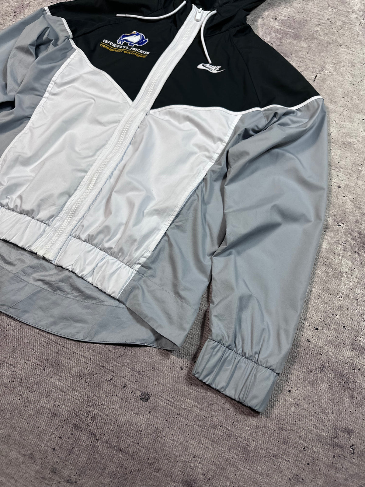 Cortaviento Nike Gris