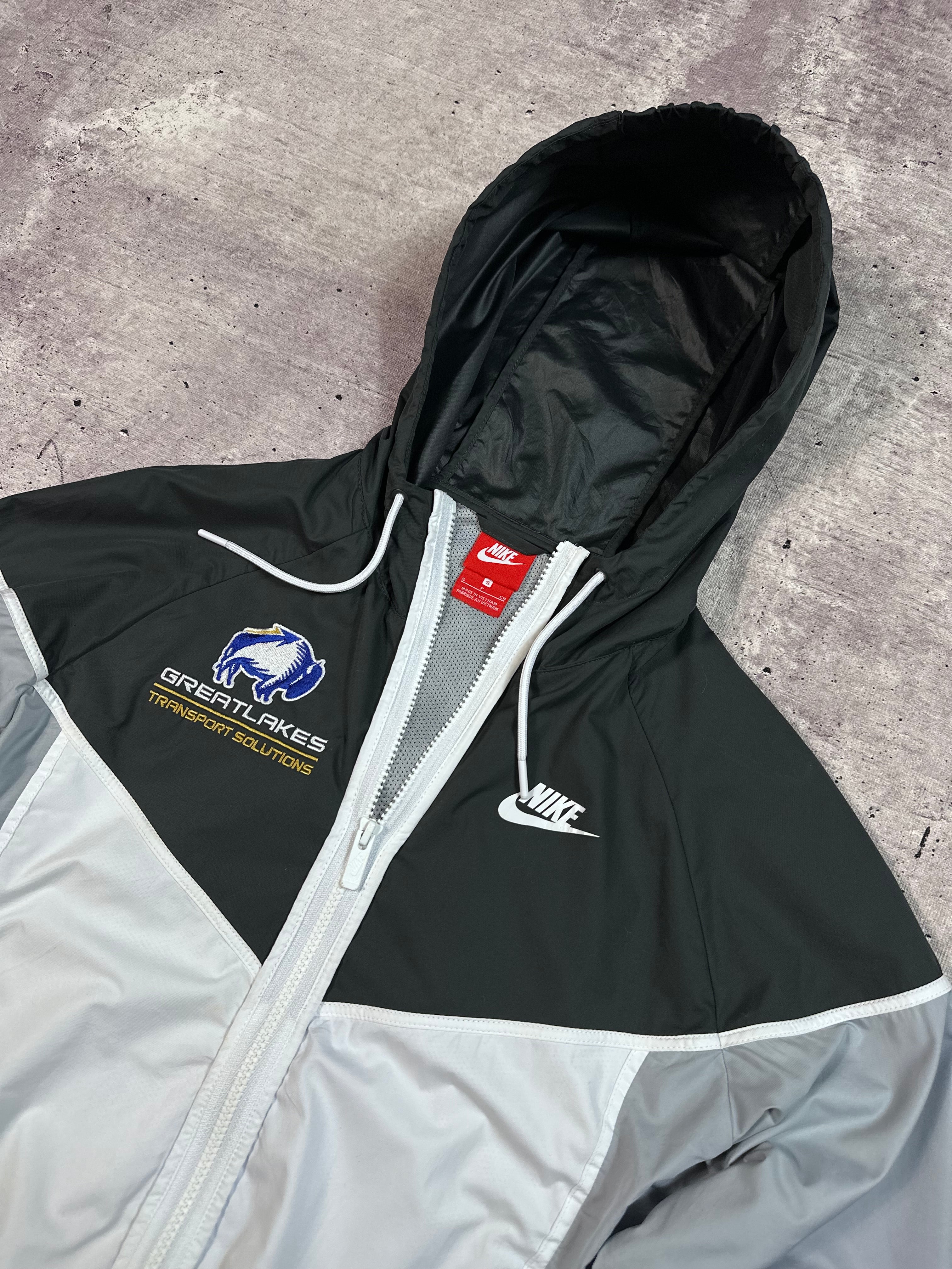 Cortaviento Nike Gris